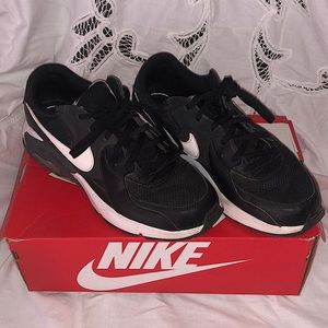 Size 7M Nike Air Max Excee